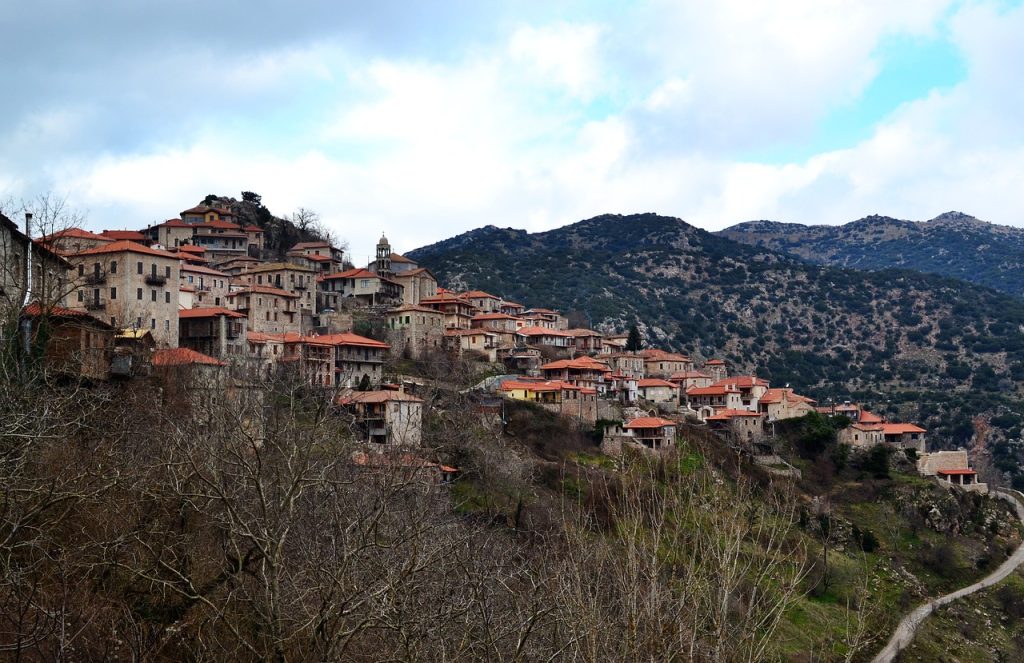 Vue panoramique du village de Dimitsana dans les montagnes du Péloponnèse, en Grèce