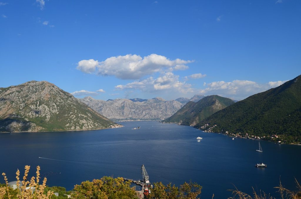 Vue panoramique de la baie de Kotor entourée de montagnes escarpées et de villages pittoresques