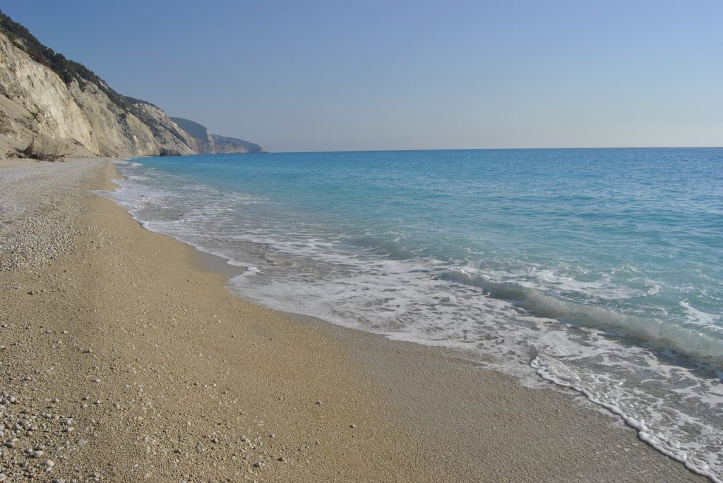 Plage d’Egremni aux eaux turquoise et sable clair sur l’île de Leucade
