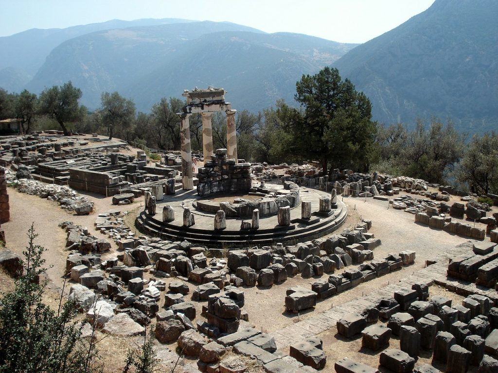 Ruines antiques du sanctuaire de Delphes, site archéologique célèbre de Grèce