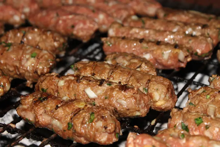 Ćevapi : le trésor grillé des Balkans