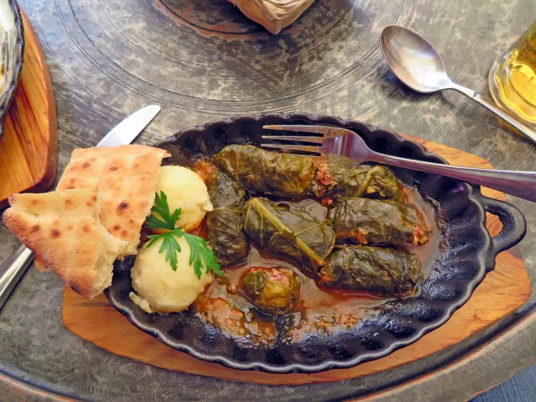 Recette de la Sarma : feuilles de chou farcies, un plat traditionnel des Balkans