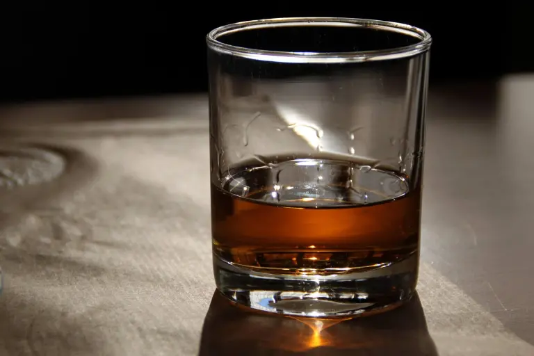 La Rakija : l’eau-de-vie emblématique des Balkans à découvrir absolument