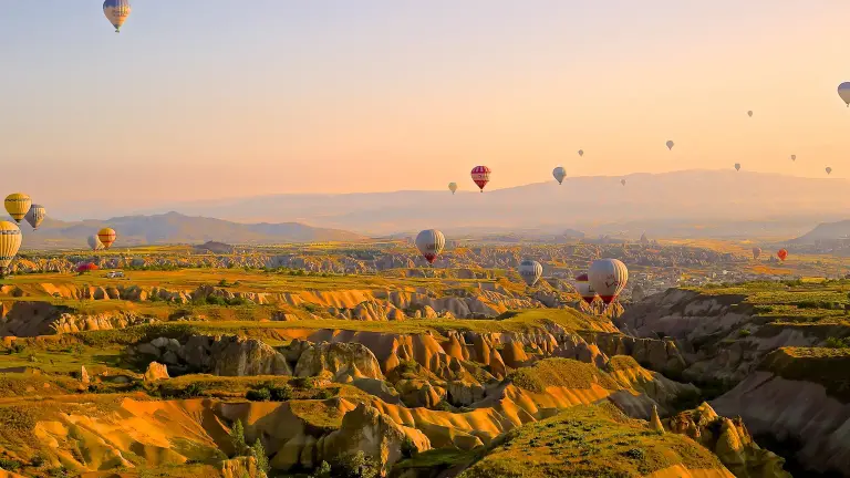 Cappadoce : guide complet 2026 (montgolfière, vallées, hôtels troglodytes)