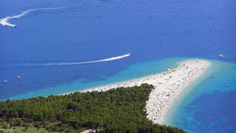 Zlatni Rat : visiter la plage de la Corne d&rsquo;Or et l&rsquo;ile de Brac (guide 2026)